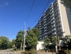 ポートアイランド線「みなとじま」駅まで徒歩5分の立地。24時間有人管理体制のマンションです。