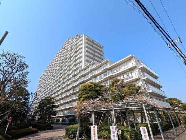地上20階建、総戸数205戸の大規模マンション。三菱地所コミュニティによる日勤管理体制です。