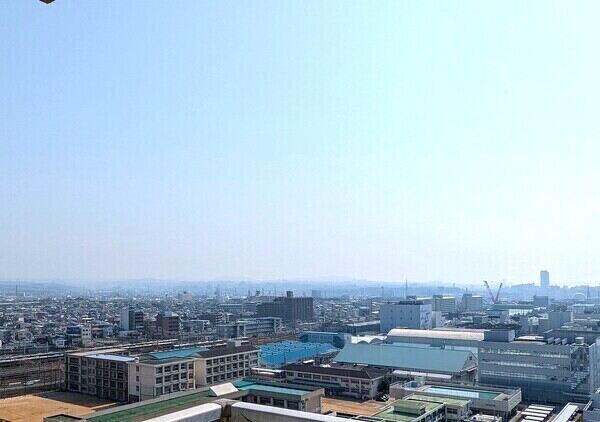 晴れた日には明石海峡大橋や海が望めます。高層階ならではの開放的な眺望が、日常に彩りを添えてくれます。