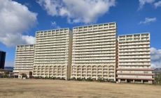 六甲アイランド線「アイランドセンター」駅徒歩5分。総戸数408戸、全住戸南向き。前面は芝生広場です。