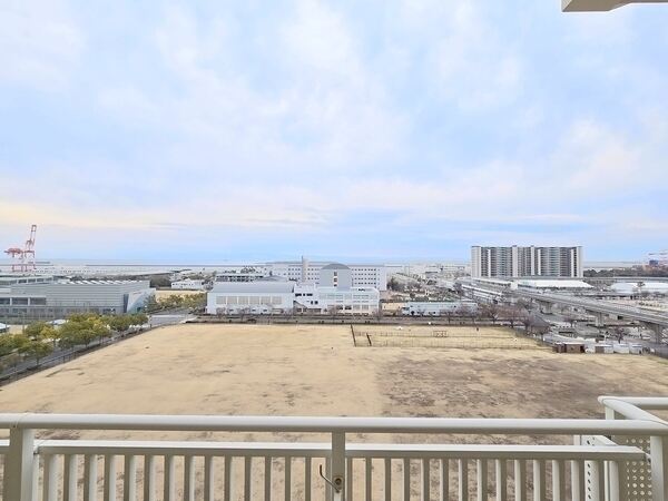 南向きのバルコニーはLDと洋室から出入り可能。開放的な空と海を眺めることができます(天候による)。