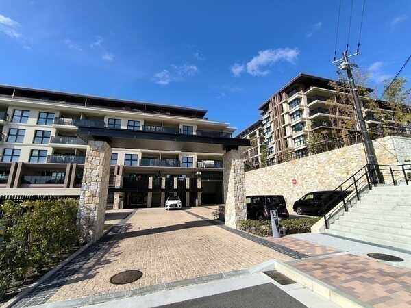LDKは約24.7帖の広さ。南東向きで陽当たり・通風良好です。LD部分に床暖房が備わっています。