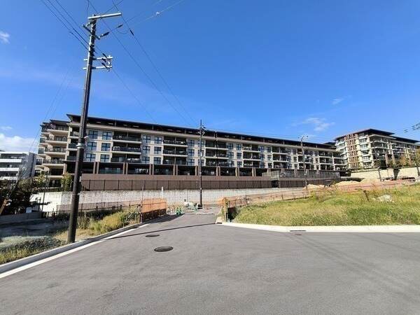 玄関の折り上げ天井や洗面所・トイレ・廊下の石貼の床など、多彩な仕様が施された住戸(有料オプション)。