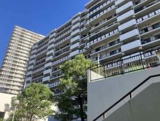 ポートアイランド線「みなとじま」駅徒歩5分。SRC造地上14階建、総戸数168戸のマンションです。