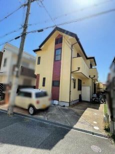 2021年12月外壁塗装工事実施。カースペースが2台分設けられています(車種による制限有)。