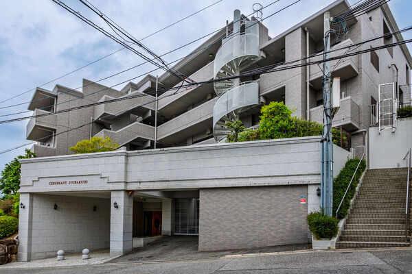 2001年3月築。第一種低層住居専用地域に佇む、総戸数12戸の地下1階地上3階建てマンションです。