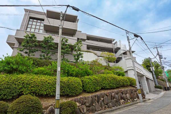 阪急今津線「宝塚南口」駅徒歩8分。周囲は静かでゆったりとした住環境です。ぜひお問い合わせください。