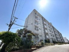 高台に位置する閑静な住宅街に立地。豊かな自然に囲まれた住環境で、穏やかで落ち着いた暮らしが叶います。