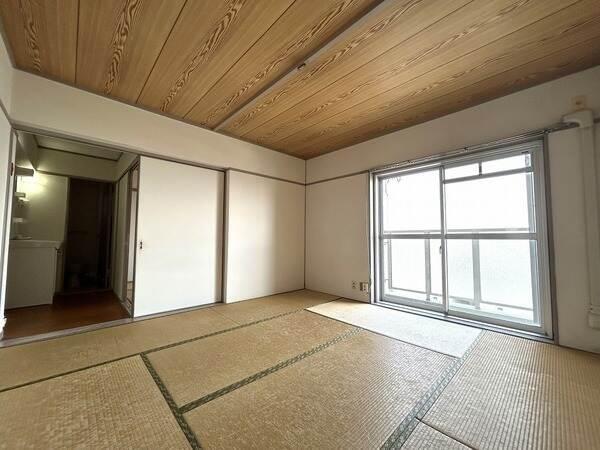 約８帖の和室。南東向きのバルコニーから陽光が入る室内。