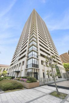 竹中工務店施工の免震構造マンション。阪急今津線「宝塚」駅徒歩14分他、2沿線利用可能な立地です。