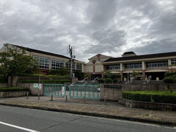 ゆりのき台小学校 380m 写真撮影日：2025-09-04