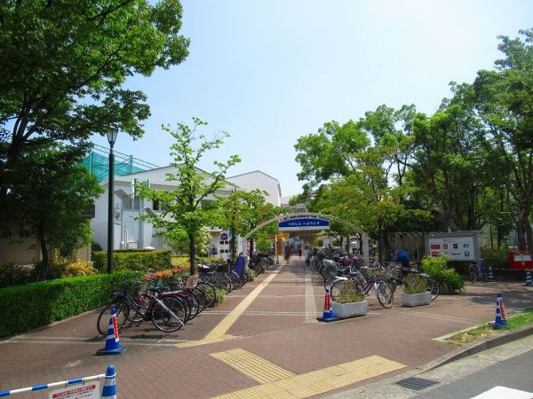 グンゼタウンセンターつかしん 1300m 写真撮影日：2024-10-31 