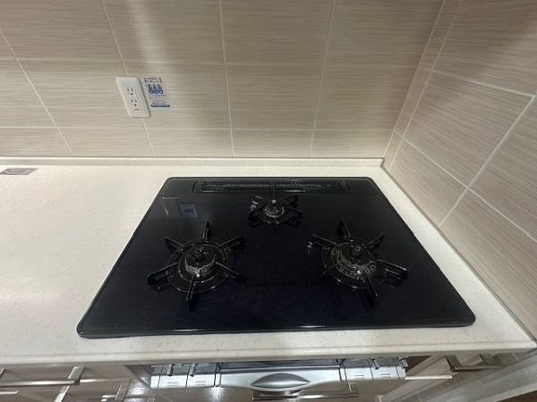 その他設備 キッチン３口コンロ  写真撮影日：2025-03-16