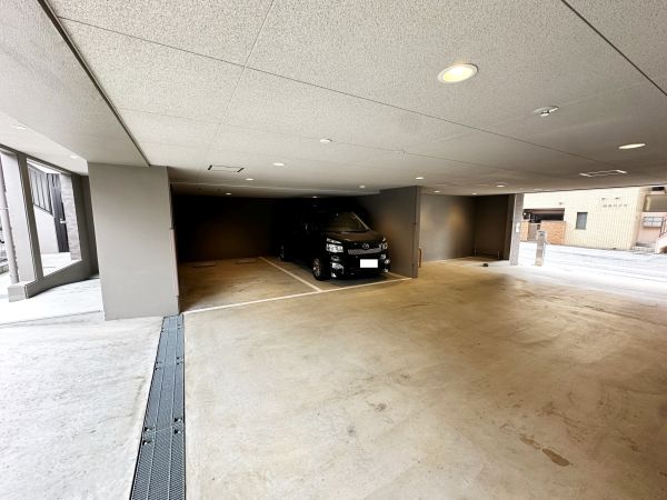 駐車場(共用設備)  写真撮影日：2025-03-28