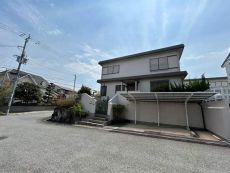 軽量鉄骨造・セキスイハイムの住まい。周辺は第一種低層住居専用地域に指定された落ち着いた住宅街です。
