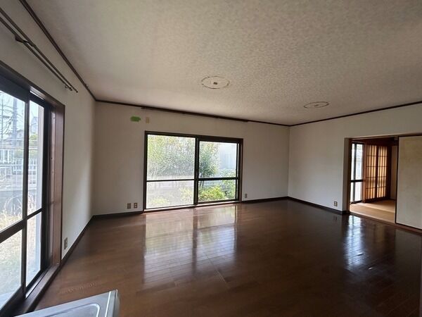 LDKは約18.5帖、南東・北東の2面採光。続き間の和室からホールへと繋がる、回遊可能な間取りです。