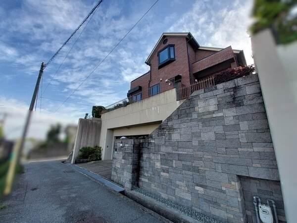 阪急甲陽線「苦楽園口」駅徒歩9分。三菱地所ホーム施工、全館空調「エアロテック」採用の住まいです。