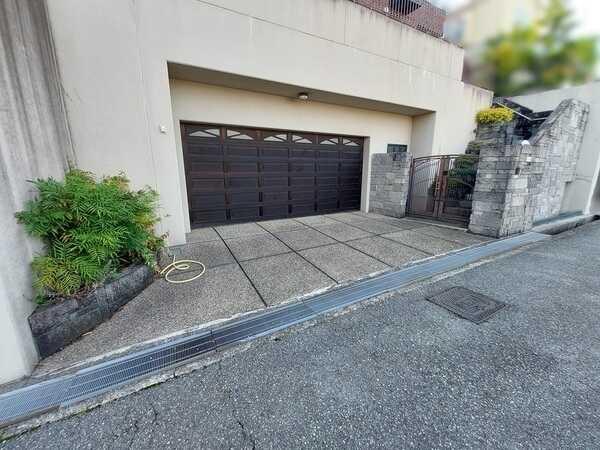 屋内2台、屋外1台の計3台駐車可能(車種による)。屋内駐車場から直接室内へアクセス可能です。