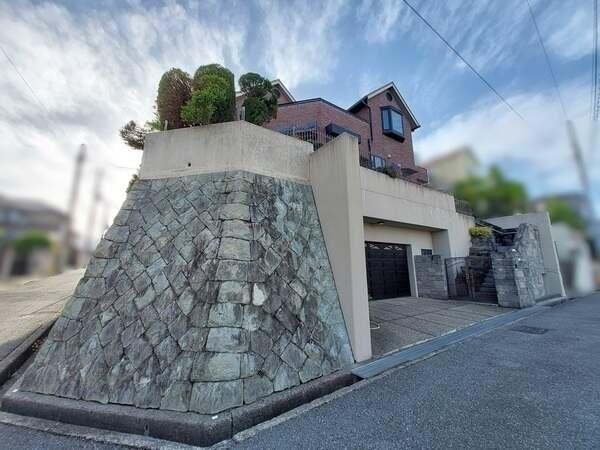 第一種低層住居専用地域内の閑静な住宅街。道路からの視線が届きにくい、プライバシー性の高い住まいです。