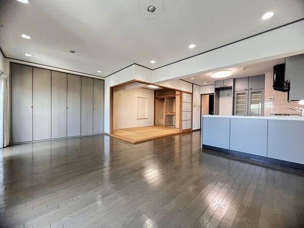 LDKは南東向きのバルコニーに面します。陽当り・通風良好、快適な空間で気持ちよく過ごせそうです。