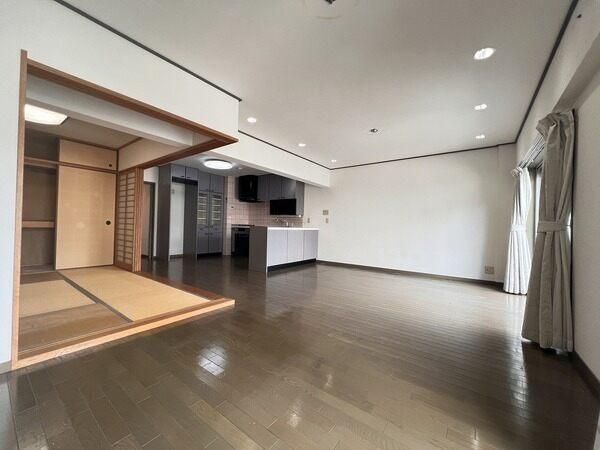 LDKは日々のお掃除などお手入れがしやすいフローリング仕様。綺麗な空間を保つことができそうです。