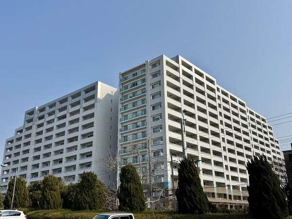 地下鉄西神・山手線「学園都市」駅まで徒歩8分。総戸数359戸、SRC造の大規模マンションです。