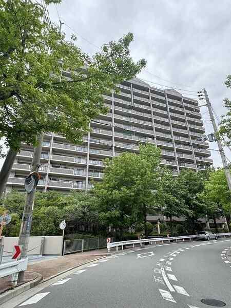 SRC造地上15階建。徒歩2分のバス停より、阪急宝塚線「宝塚」駅まで乗車約14分でアクセス可能です。