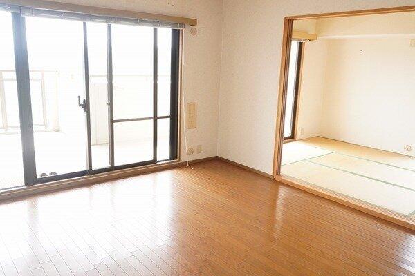 西側バルコニーに面したLD。和室と一体利用することで、北側からの採光・通風も確保できます。