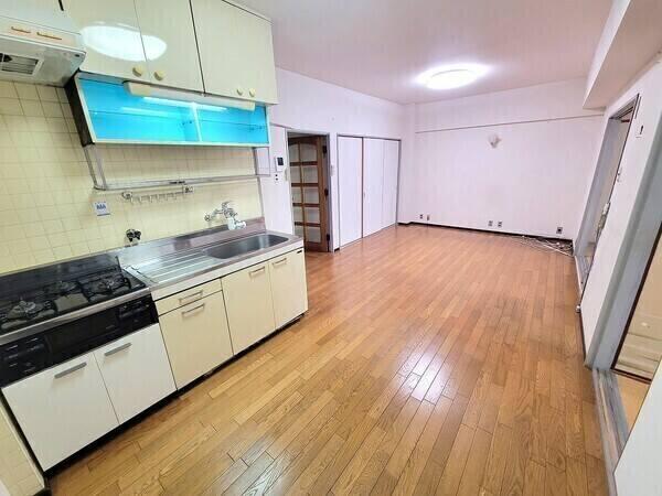 LDKが住戸の中心に配された間取りです。ご家族の気配を感じながら家事をすることができます。