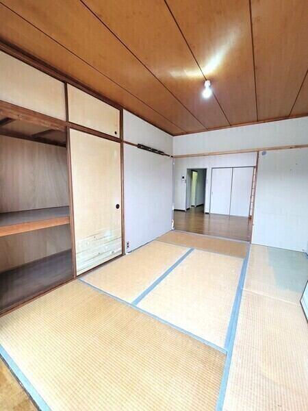 和室2室はLDKの続き間としても、引き戸を閉めて個室としても利用できる可変性のあるお部屋です。