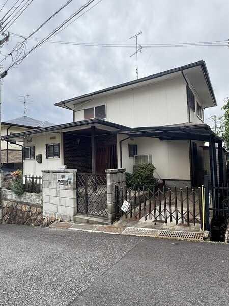 第一種低層住居専用地域内、閑静な住宅街に佇む2階建住宅。土地面積50坪超、1台駐車可(車種制限有)。
