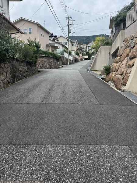阪急今津線「逆瀬川」駅へバスで10分、最寄りバス停まで徒歩2分。前面道路は北西側幅員約6m公道です。