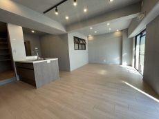 約16.6帖のゆとりあるLDK。シンプルながらデザイン性の高い内装が採用された、綺麗な室内です。