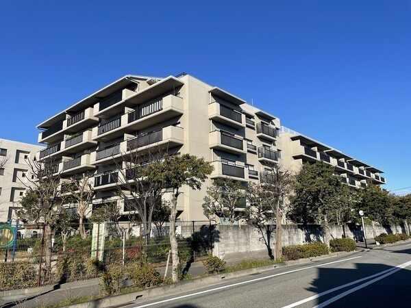 総戸数140戸、地上6階建・RC構造マンションです。関電コミュニティにより日勤管理されています。