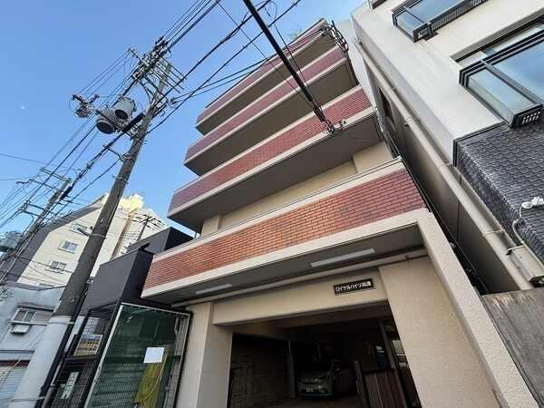 地下鉄西神山手線「湊川公園」駅へ徒歩4分、JR「神戸」駅へ徒歩12分他。利便性に優れた立地です。