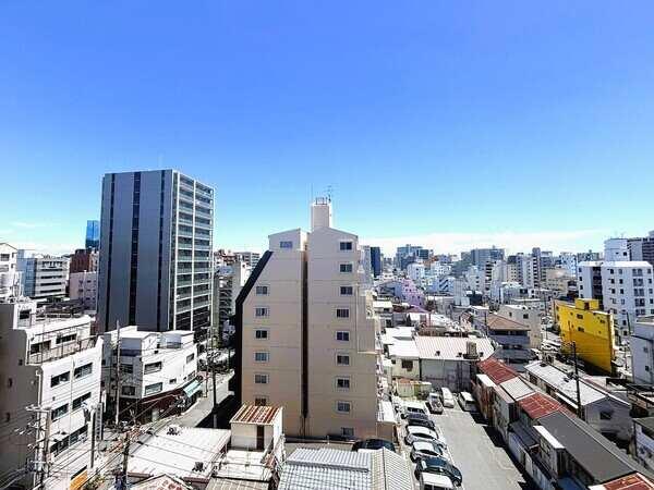 前面に高い建物が無く、開放感のある眺望。ファミリーマート柳筋北店へ約90m、暮らしやすい住環境です。