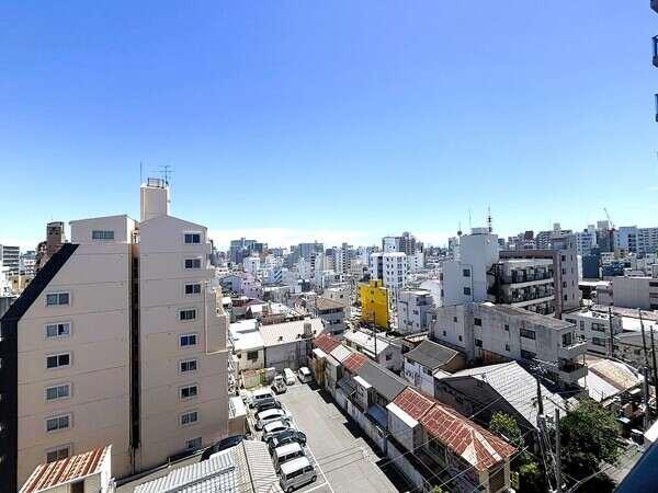 陽当り良好な南東向きバルコニーからの眺望です。天気の良い日には気持ちの良い青空が望めます。