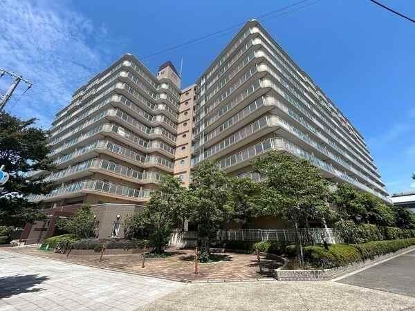 総戸数240戸の大規模マンション。関電コミュニティ株式会社により日勤管理(全部委託)されています。