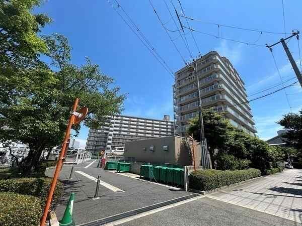 オートロックやモニタ付きインターホンが採用されているマンションです。防犯面に配慮されています。