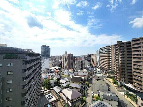 12階部分につき、高層階ならではの豊かな景色を望めます。徒歩圏内に生活利便施設が揃う豊かな住環境。