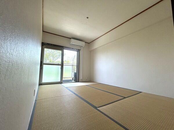 和室約6帖。南向きにつき陽当り良好です。