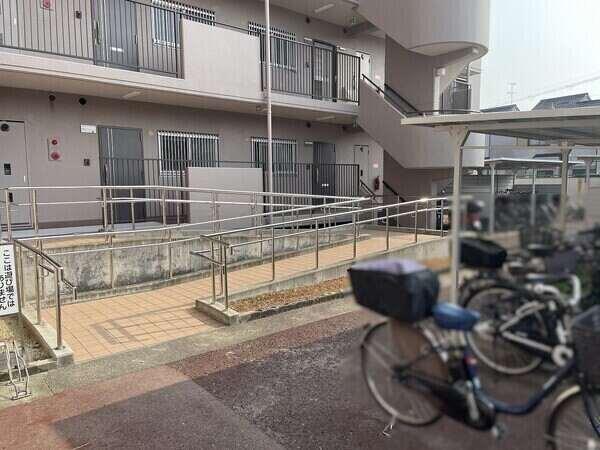 屋根付きの自転車置き場が設置されています。空き状況や金額など詳細は、お気軽にお問い合わせください。