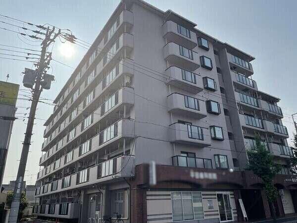RC造、7階建2階部分。陽光が差し込むLDKは約15.4帖。LDと洋室からバルコニーに出入りが可能。