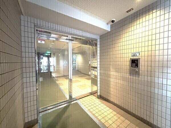 総戸数は61戸。オートロックやモニタ付きインターホンが採用されており、防犯面に配慮されています。