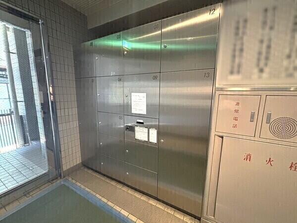 共用部には宅配ボックスがあり、不在時も荷受けが可能。配達時間を気にすることなく気軽に外出できます。