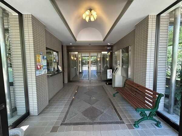 エントランスは防犯面に配慮されたオートロック付き。日中帯は管理員により有人管理されています。