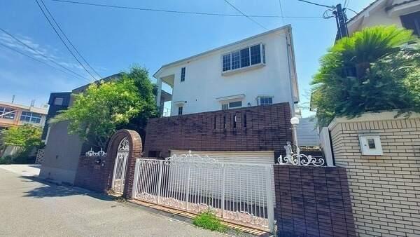 敷地面積75坪超のゆとりある邸宅。芦屋山手の閑静な住宅地に位置し、落ち着きのある住環境です。
