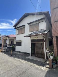 阪急宝塚線「売布神社」駅徒歩11分。閑静な住宅街の落ち着いた住環境です。駐車1台可能(車種による)。