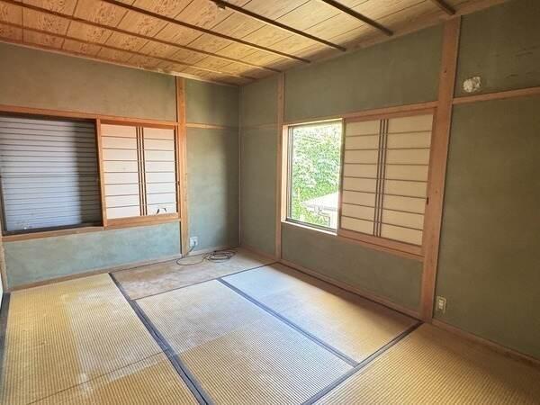 2面採光が確保され、心地良い光が入る和室。床の間には季節の設えや照明を配し、空間づくりを楽しめます。