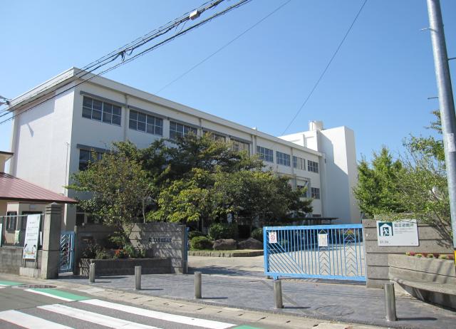市立瓦木小学校 430m 写真撮影日：2025-08-10